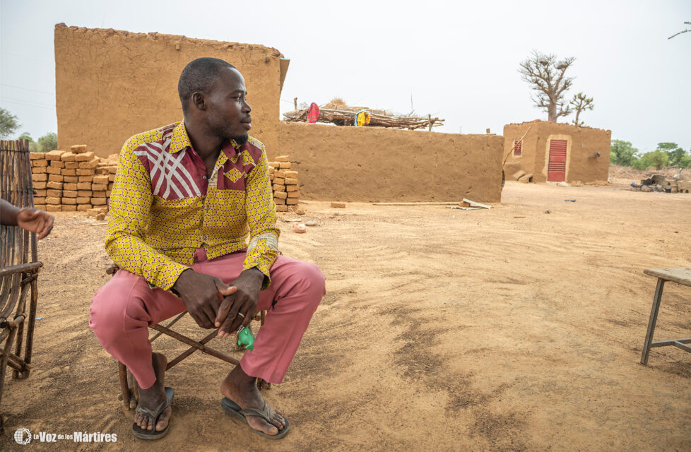 Un testigo entre militantes Un testigo entre militantes
